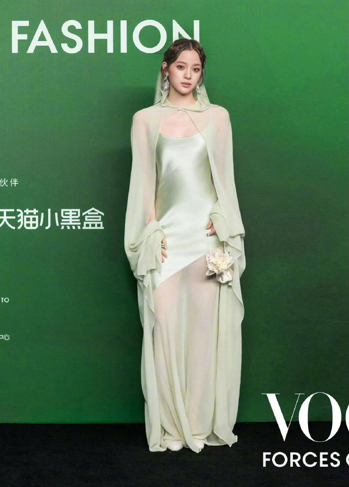 刘亦菲头顶满天星、周冬雨大胆透视装、杨幂顶级高定...VOGUE红毯谁赢了<strong></p>
<p>君正集团股票</strong>？