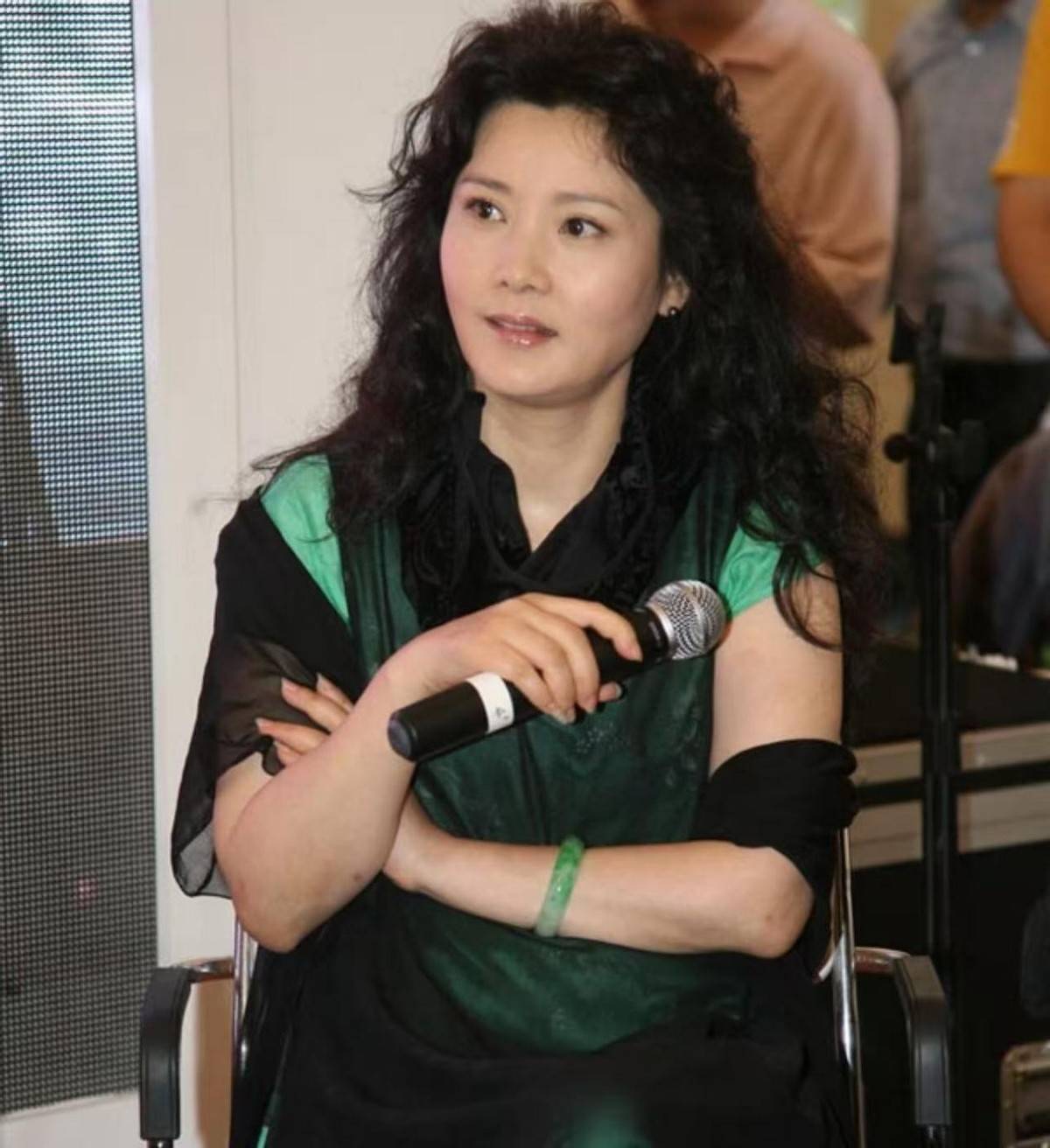 何赛飞怒斥张柏芝后道歉：<strong></p>
<p>昆仑万维股票</strong>我这个人脾气急并非针对人