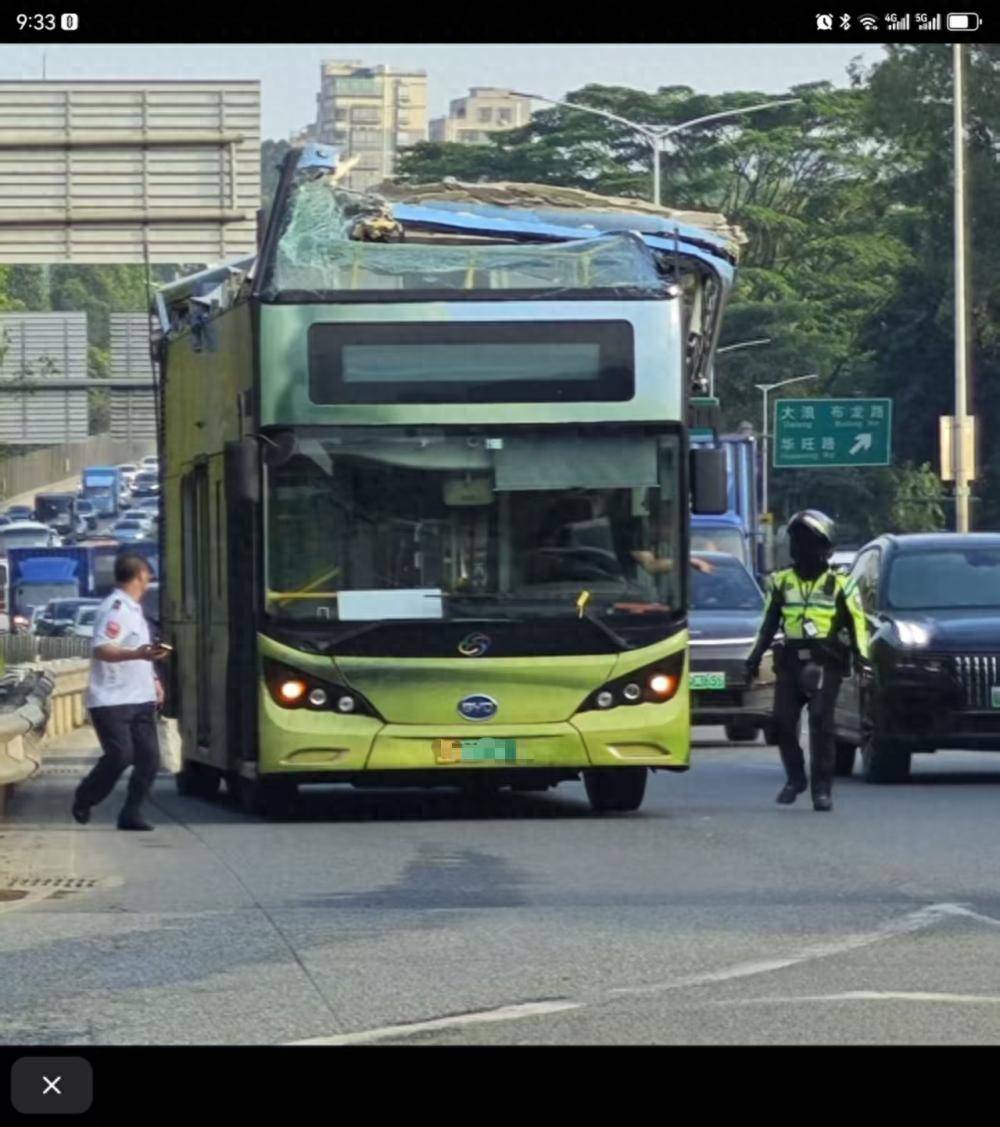 深圳一辆双层巴士高架桥下遭“剃头”<strong></p>
<p>昆仑万维股票</strong>，玻璃碎片散落一地，多方回应