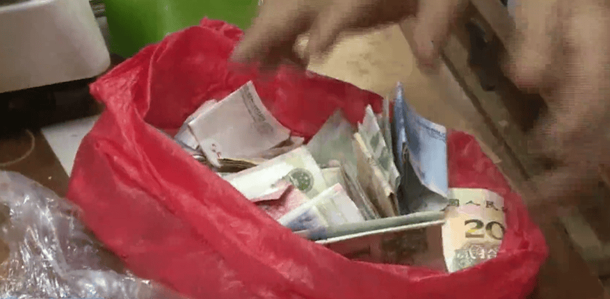 广东一男子两三年持续往批发店无故扔钱<strong></p>
<p>昆仑万维股票</strong>，店主：每次他都不承认，还钱还把钱送回来