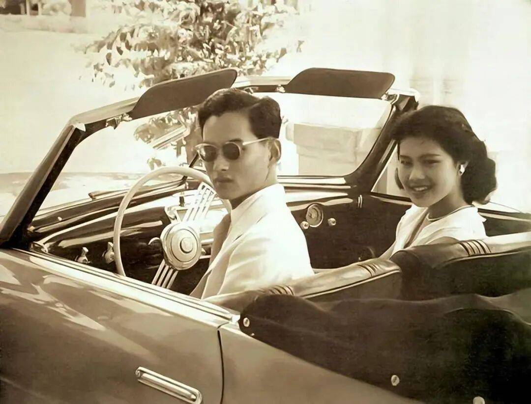 泰国王太后诗丽吉去世<strong></p>
<p>昆仑万维股票</strong>，留下19顶奢华王冠和她的传奇一生