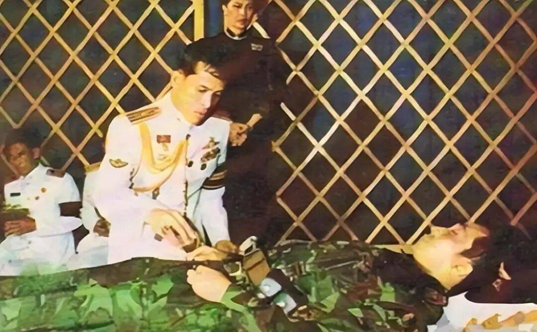 泰国王太后诗丽吉去世<strong></p>
<p>昆仑万维股票</strong>，留下19顶奢华王冠和她的传奇一生