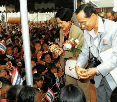 泰国王太后诗丽吉去世<strong></p>
<p>昆仑万维股票</strong>，留下19顶奢华王冠和她的传奇一生