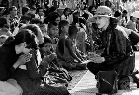 泰国王太后诗丽吉去世<strong></p>
<p>昆仑万维股票</strong>，留下19顶奢华王冠和她的传奇一生