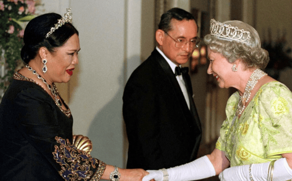 泰国王太后诗丽吉去世<strong></p>
<p>昆仑万维股票</strong>，留下19顶奢华王冠和她的传奇一生