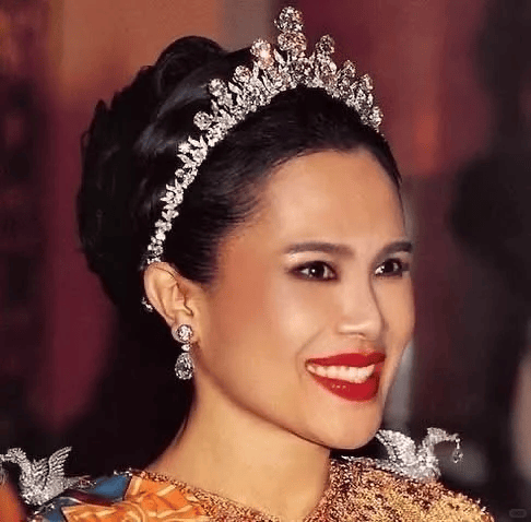 泰国王太后诗丽吉去世<strong></p>
<p>昆仑万维股票</strong>，留下19顶奢华王冠和她的传奇一生