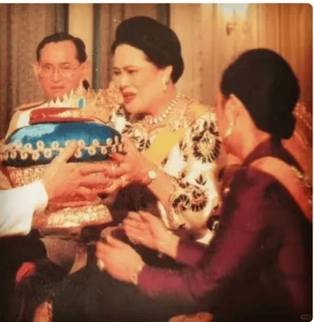 泰国王太后诗丽吉去世<strong></p>
<p>昆仑万维股票</strong>，留下19顶奢华王冠和她的传奇一生