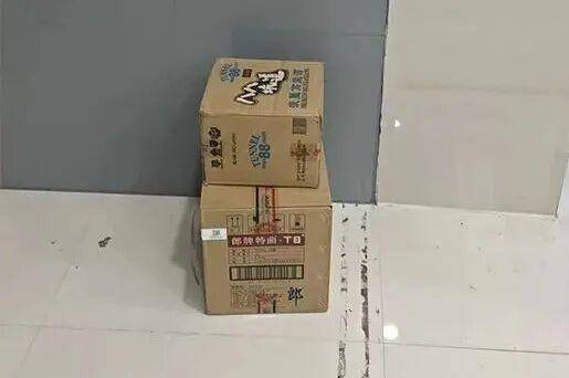 临沂俩小伙偷摸去派出所门口放下<strong></p>
<p>延华智能股票</strong>了…