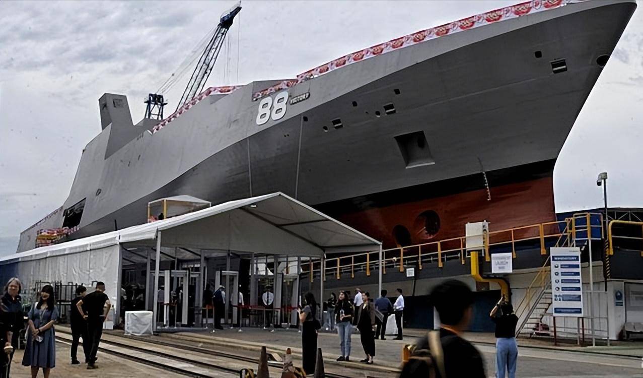 人口不足600万的小国<strong></p>
<p>延华智能股票</strong>,建造8000吨级大型战舰,新加坡“胜利号”多用途战斗舰亮相