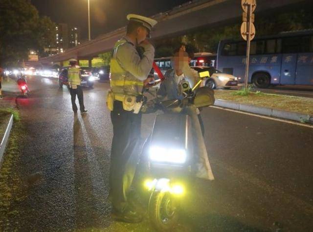 北京“电子眼”开始抓拍电动自行车违法<strong></p>
<p>中国卫星股票</strong>，试点审核录入电动自行车违法行为3.8万起