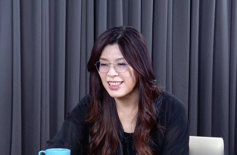 两岸和平统一还远吗?登机赴京前<strong></p>
<p>中国卫星股票</strong>,郑丽文公布人事名单,朱立伦回应特殊,不准打破惯例!