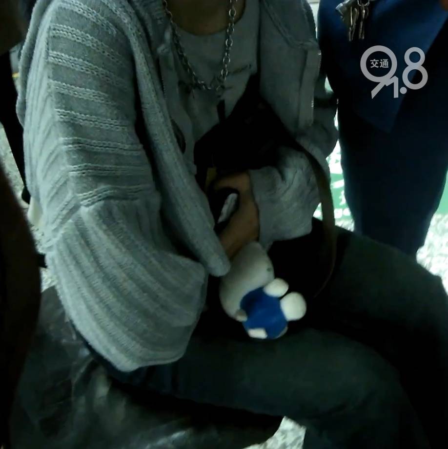 杭州地铁内<strong></p>
<p>中核科技股票</strong>,女乘客突然崩溃大哭!紧接着……这一幕被拍下