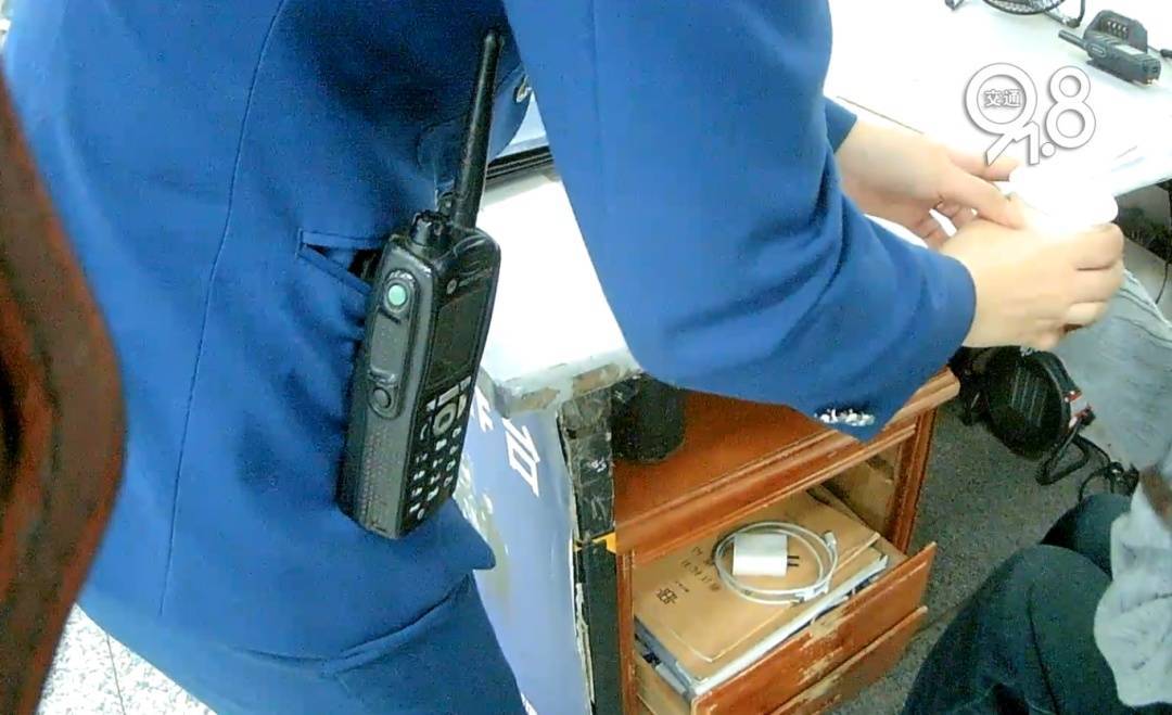 杭州地铁内<strong></p>
<p>中核科技股票</strong>,女乘客突然崩溃大哭!紧接着……这一幕被拍下