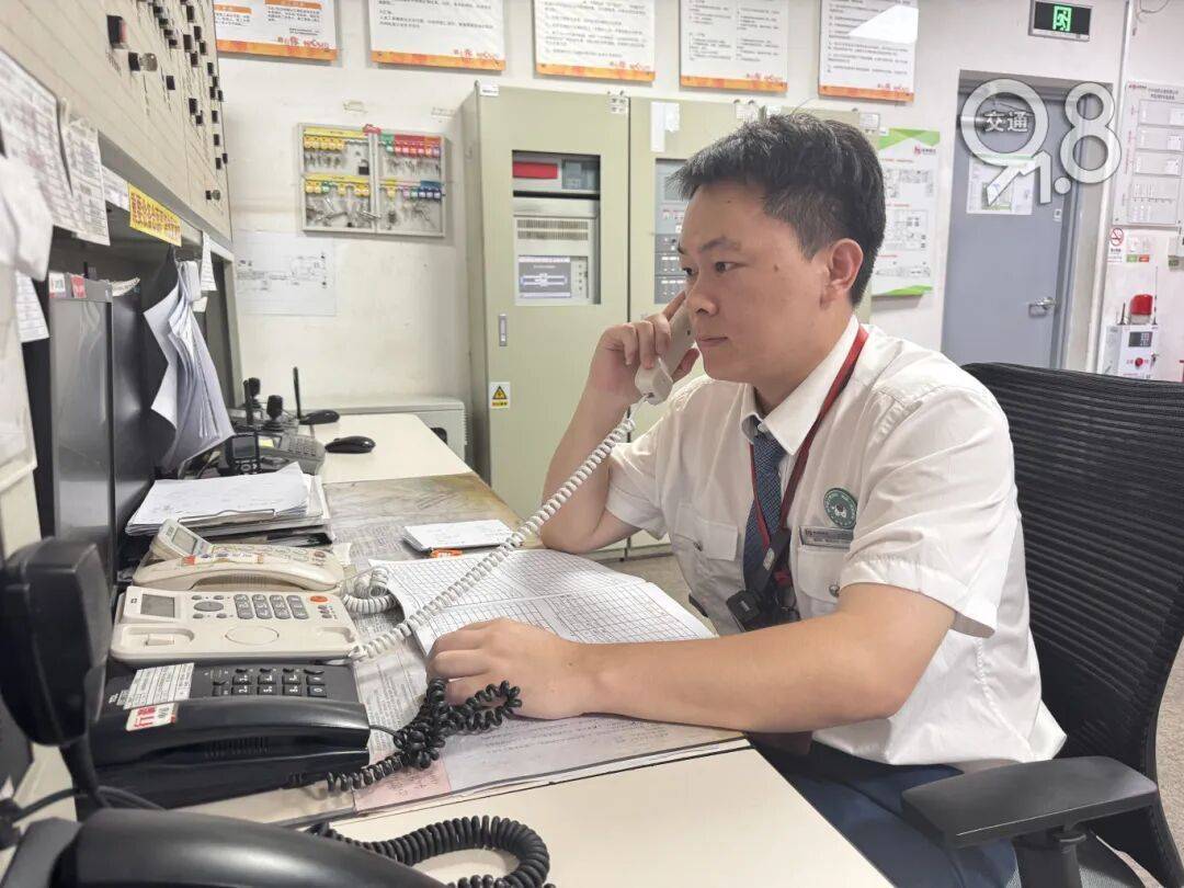 杭州地铁内<strong></p>
<p>中核科技股票</strong>,女乘客突然崩溃大哭!紧接着……这一幕被拍下