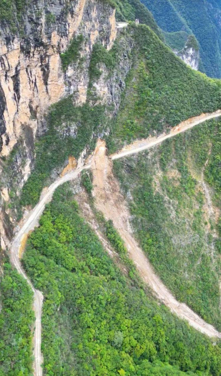 重庆网红“挂壁公路”垮塌<strong></p>
<p>蓝思科技股票</strong>，附近村民外出绕行已半月盼修复，当地：已完成排危，正在修