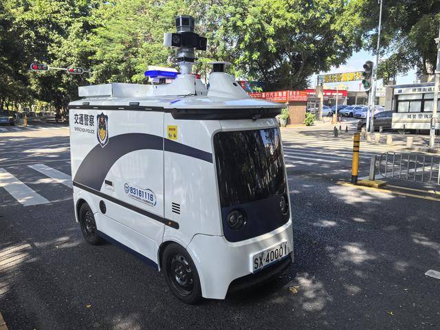 深圳交警“黑科技”再升级<strong></p>
<p>蓝思科技股票</strong>！首台多功能无人巡检车“上岗”