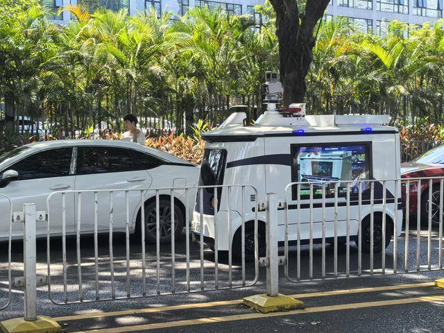 深圳交警“黑科技”再升级<strong></p>
<p>蓝思科技股票</strong>！首台多功能无人巡检车“上岗”