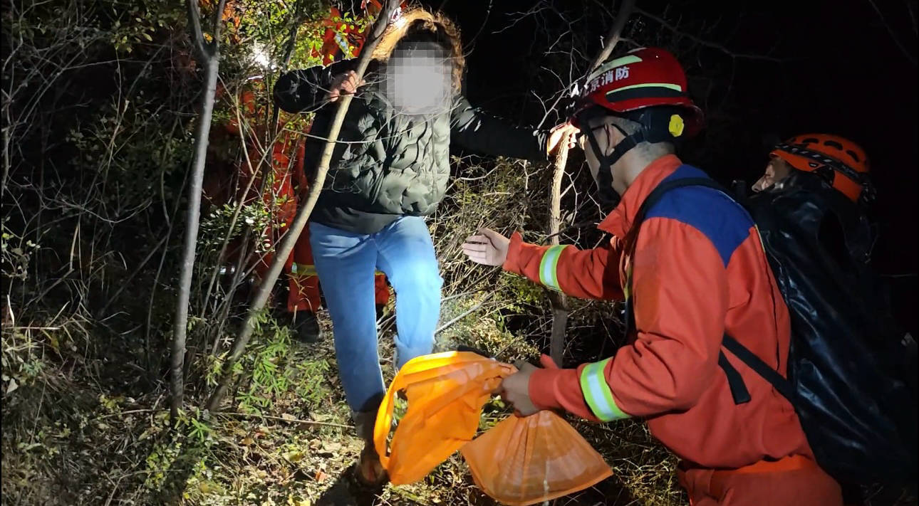 夫妻登山赏秋一人迷路<strong></p>
<p>蓝思科技股票</strong>,消防员紧急上山寻人