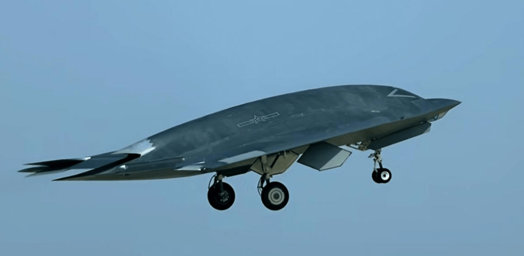 福建舰上班后<strong></p>
<p>美国股票</strong>，中国空军也不藏了！轰隆一声巨响，歼20旁多了架新战机