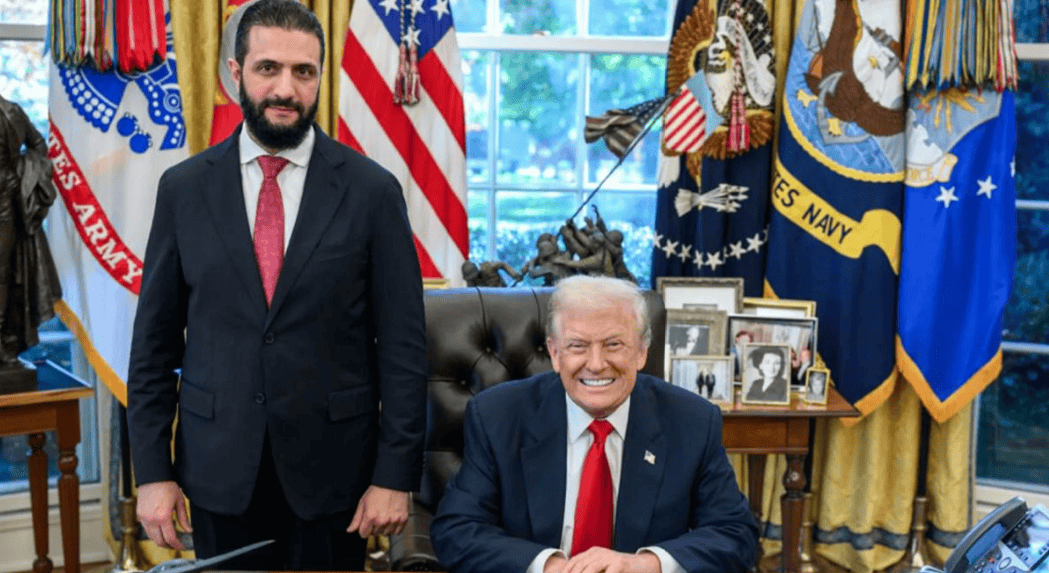 朱拉尼在合照中站得笔直<strong></p>
<p>美国股票</strong>，特朗普把人叫来白宫，却连正门都不让走