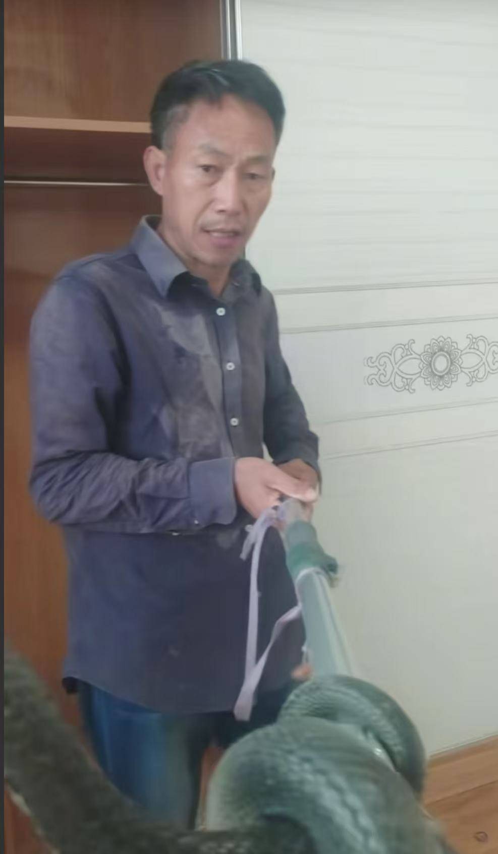 “蛇被我甩开了<strong></p>
<p>美国股票</strong>，没完全注射毒液”，湖南直播抓蛇被咬伤网红被警方拘留后发声道歉