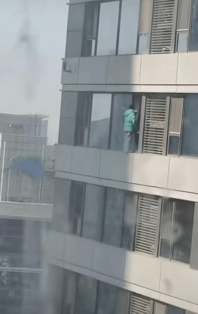 石家庄万象城一女子坠楼，目击者称心里不是滋味，警方：已出警处理