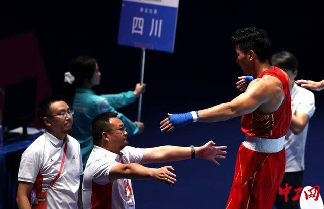 全运会拳击男子80公斤级决赛<strong></p>
<p>美国股票</strong>，王小保夺冠！