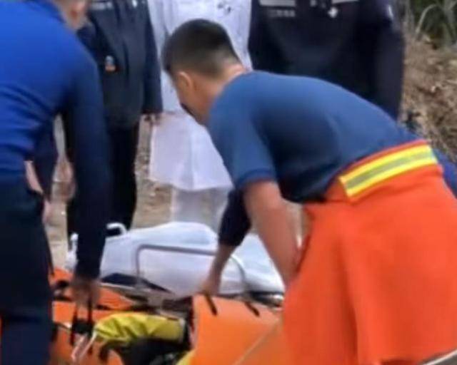 “我来个跳的”！女驴友不慎摔下巨石<strong></p>
<p>中恒电气股票</strong>，目击者：粉碎性骨折