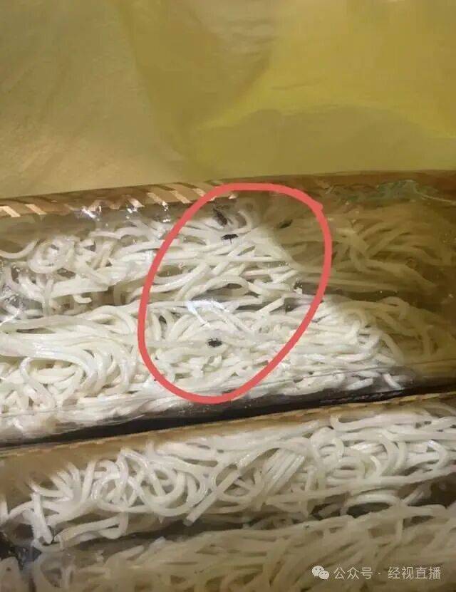 恶心！知名连锁超市未拆封鸡蛋面现大量黑色活虫！涉事门店回应