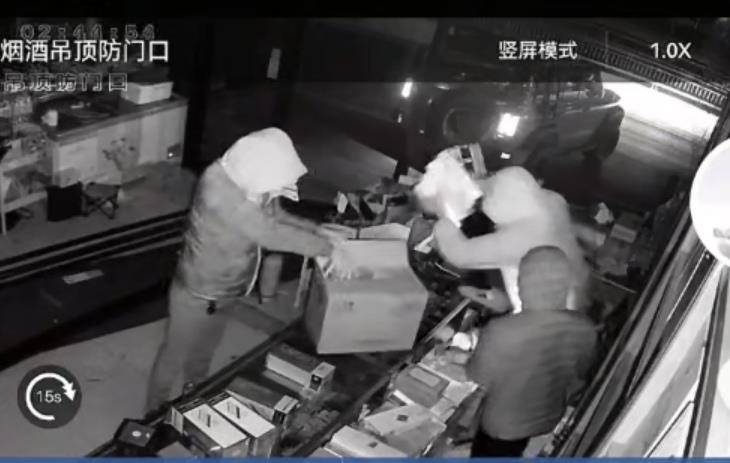 多名男子开越野车撞开烟酒店大门行窃<strong></p>
<p>长安汽车股票</strong>，失主报案称损失超20万元，警方回应