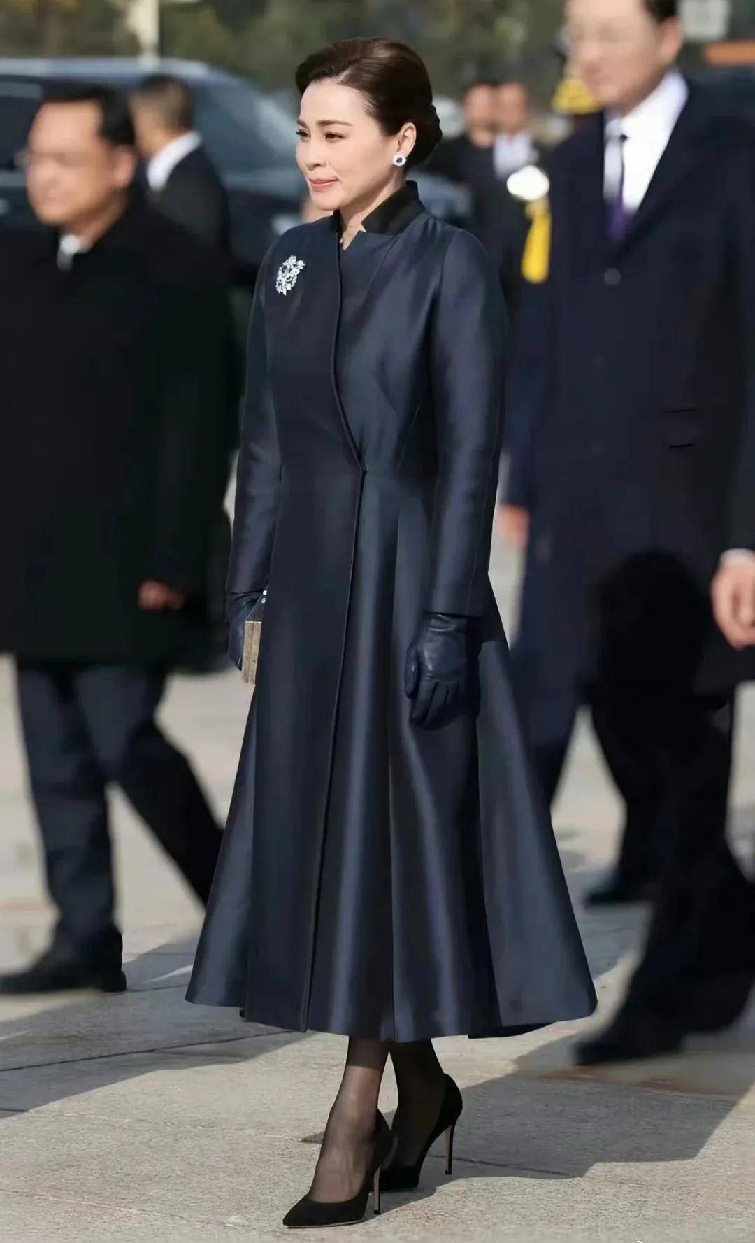 泰国王后访华“穿搭九宫格”出圈<strong></p>
<p>长安汽车股票</strong>，隆重珠宝展现用心诚意