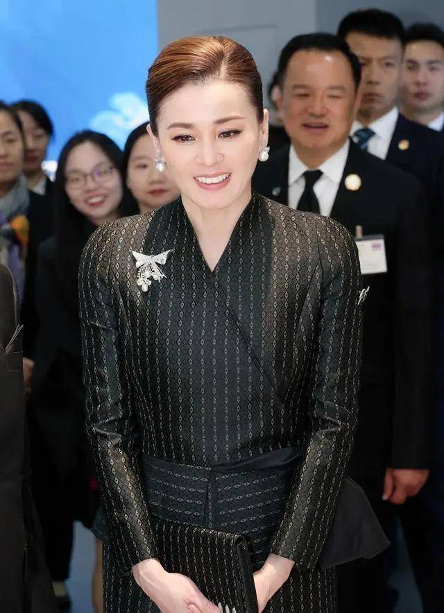 泰国王后访华“穿搭九宫格”出圈<strong></p>
<p>长安汽车股票</strong>，隆重珠宝展现用心诚意