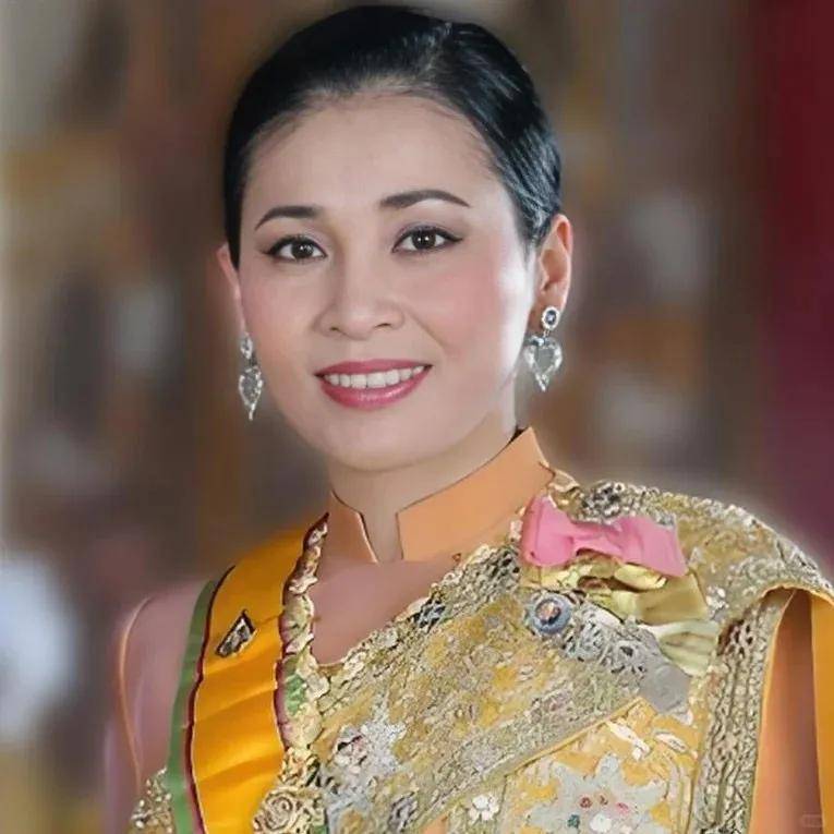 泰国王后访华“穿搭九宫格”出圈<strong></p>
<p>长安汽车股票</strong>，隆重珠宝展现用心诚意