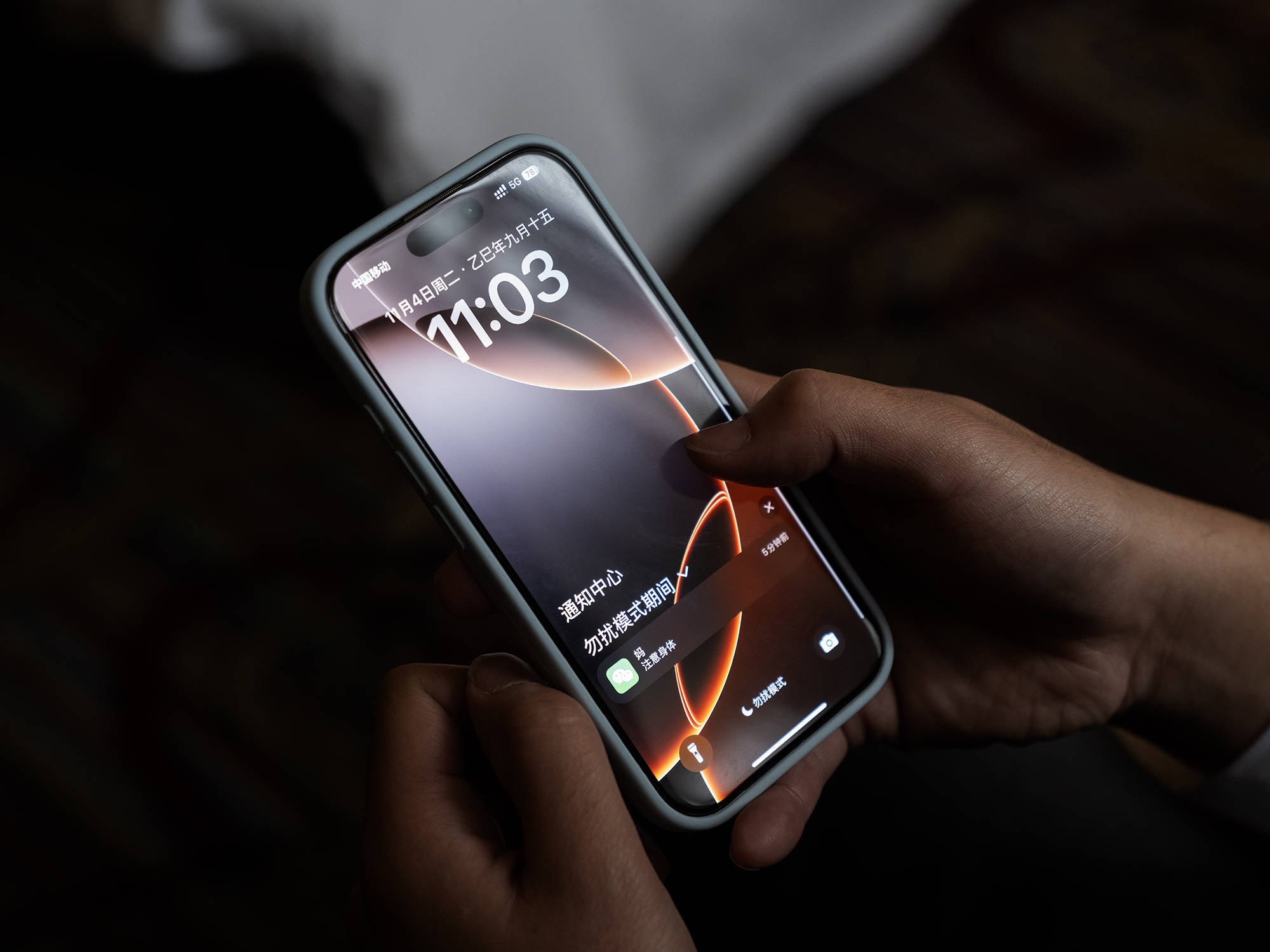 工人父母砸20万培养 00后演员没戏拍送外卖