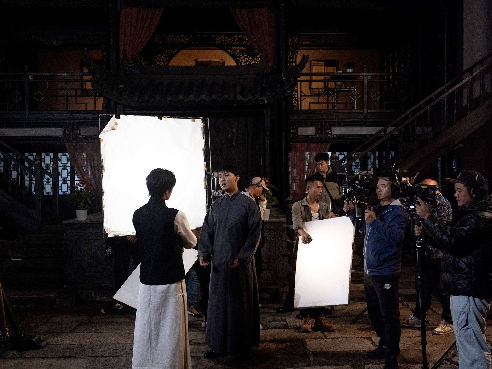 工人父母砸20万培养 00后演员没戏拍送外卖