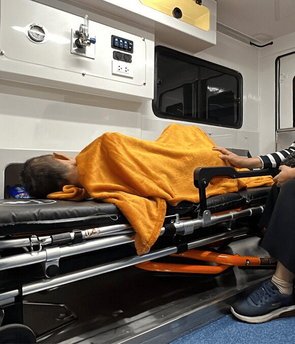 泰国女子被医院宣告脑癌死亡<strong></p>
<p>中国铁建股票</strong>，火化前突然睁眼，现场众人吓到尖叫