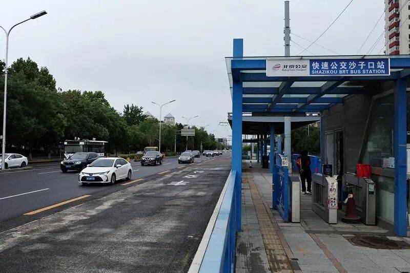 北京快速公交1路前门等4处站台将拆除<strong></p>
<p>中国铁建股票</strong>，终点站迁至南二环外