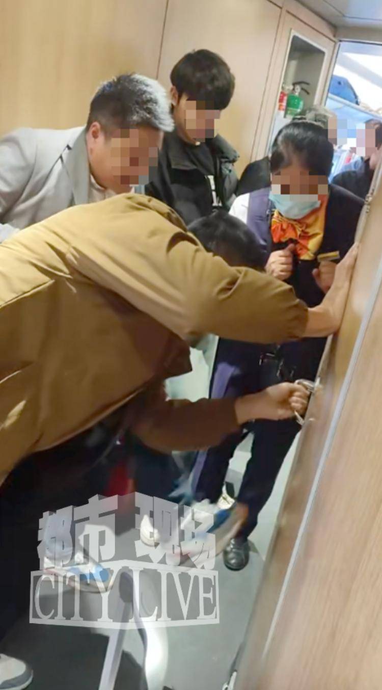 媒体报道“乘客被困高铁厕所多人施救” 广州铁路通报