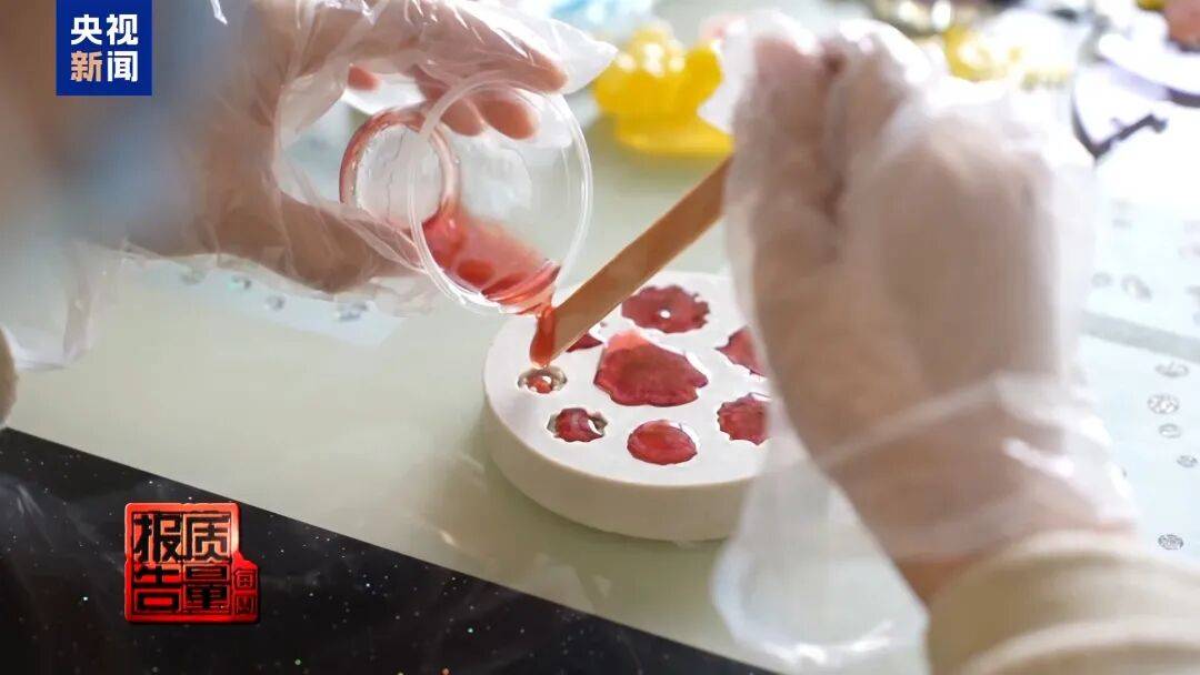 快扔掉!甲醛含量高出上限一倍多<strong></p>
<p>吉利汽车股票</strong>,戴防毒面具也不行!