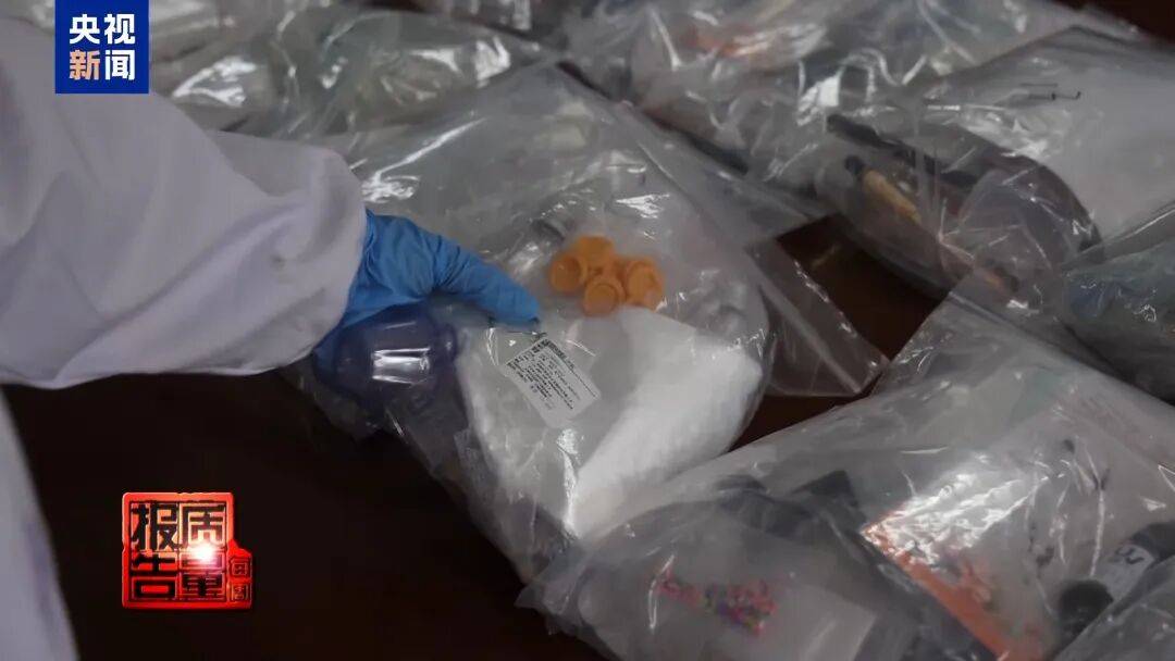 快扔掉!甲醛含量高出上限一倍多<strong></p>
<p>吉利汽车股票</strong>,戴防毒面具也不行!