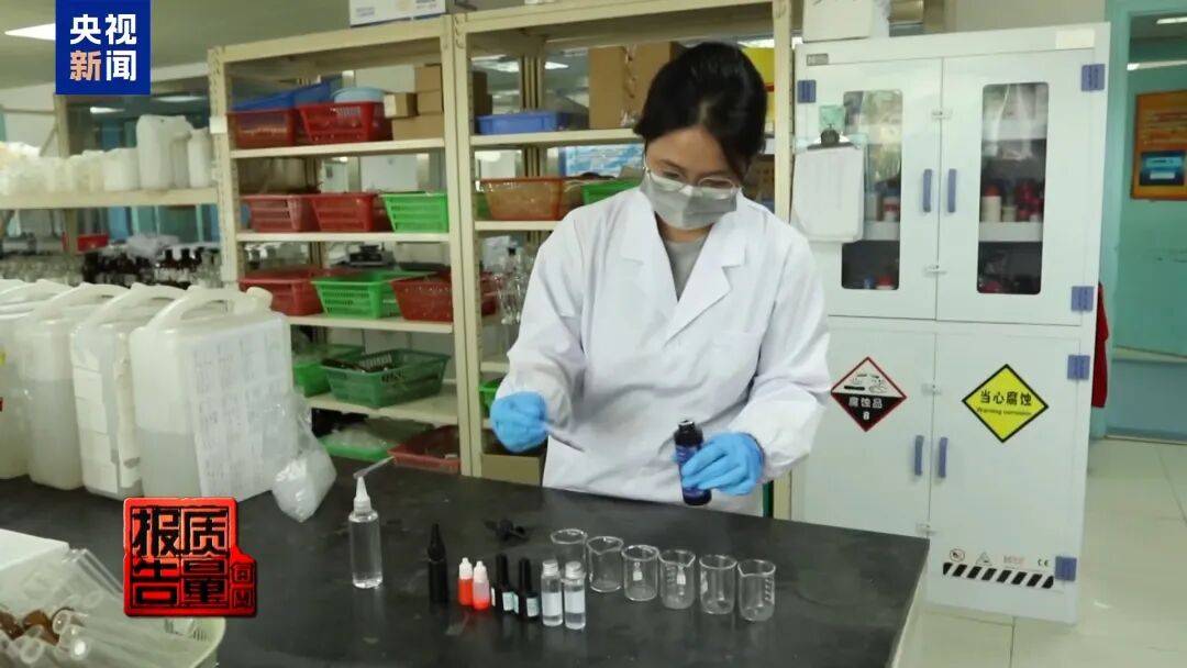 快扔掉!甲醛含量高出上限一倍多<strong></p>
<p>吉利汽车股票</strong>,戴防毒面具也不行!