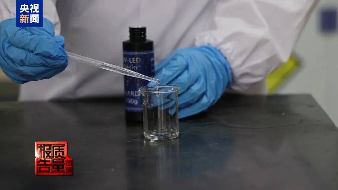 快扔掉!甲醛含量高出上限一倍多<strong></p>
<p>吉利汽车股票</strong>,戴防毒面具也不行!