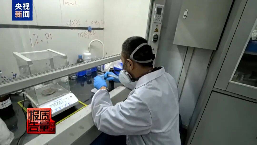 快扔掉!甲醛含量高出上限一倍多<strong></p>
<p>吉利汽车股票</strong>,戴防毒面具也不行!