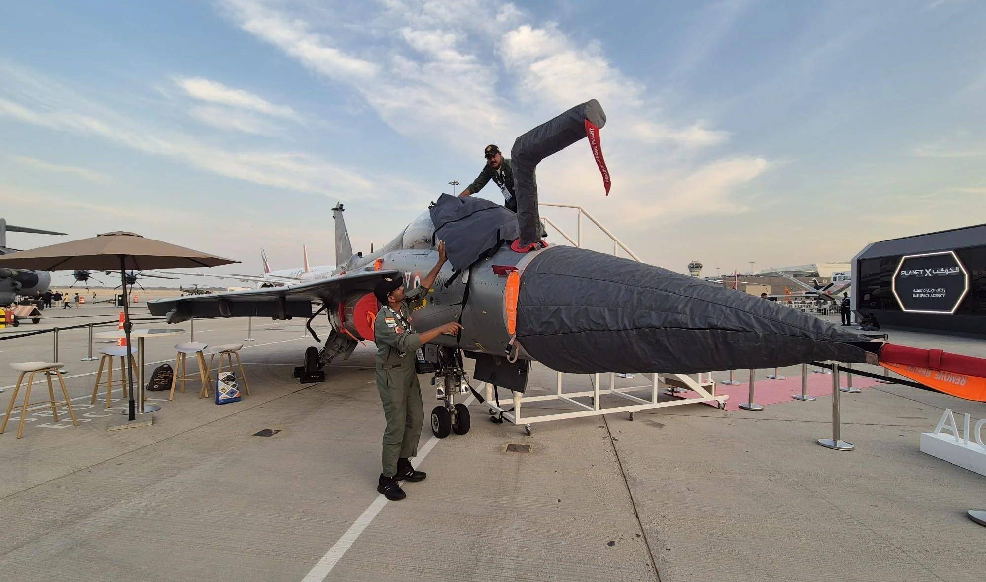 印度光辉坠机<strong></p>
<p>长虹股票</strong>，美印爆发吵架，破口大骂发动机后，美军献上加油机