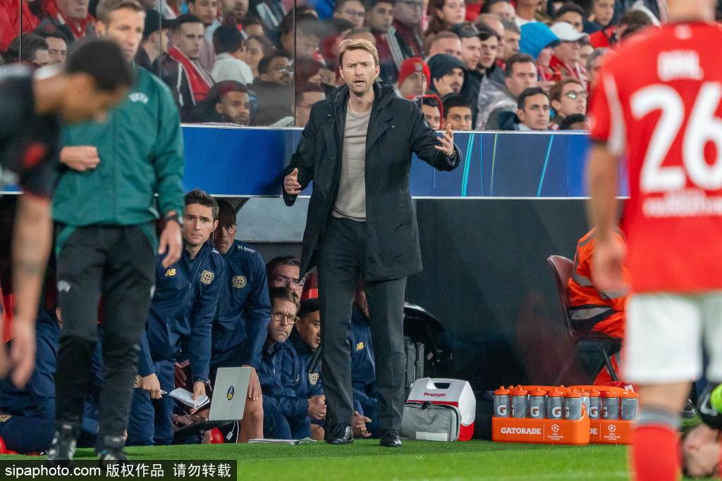 昔日师徒重聚!穆帅与斯内德赛前亲密互动<strong></p>
<p>长虹股票</strong>,展现足球情谊与战术深度