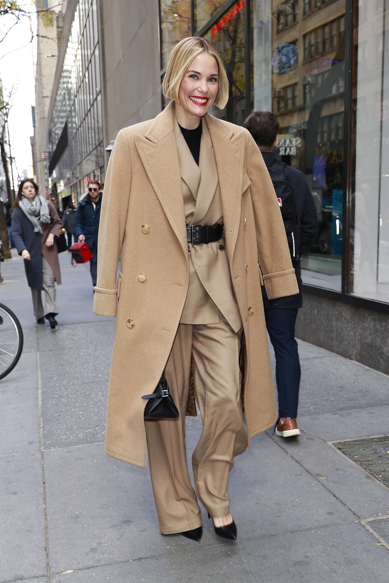 巩俐、梅姨、高圆圆...Power女性冬天少不了一件驼色大衣<strong></p>
<p>东北制药股票</strong>！