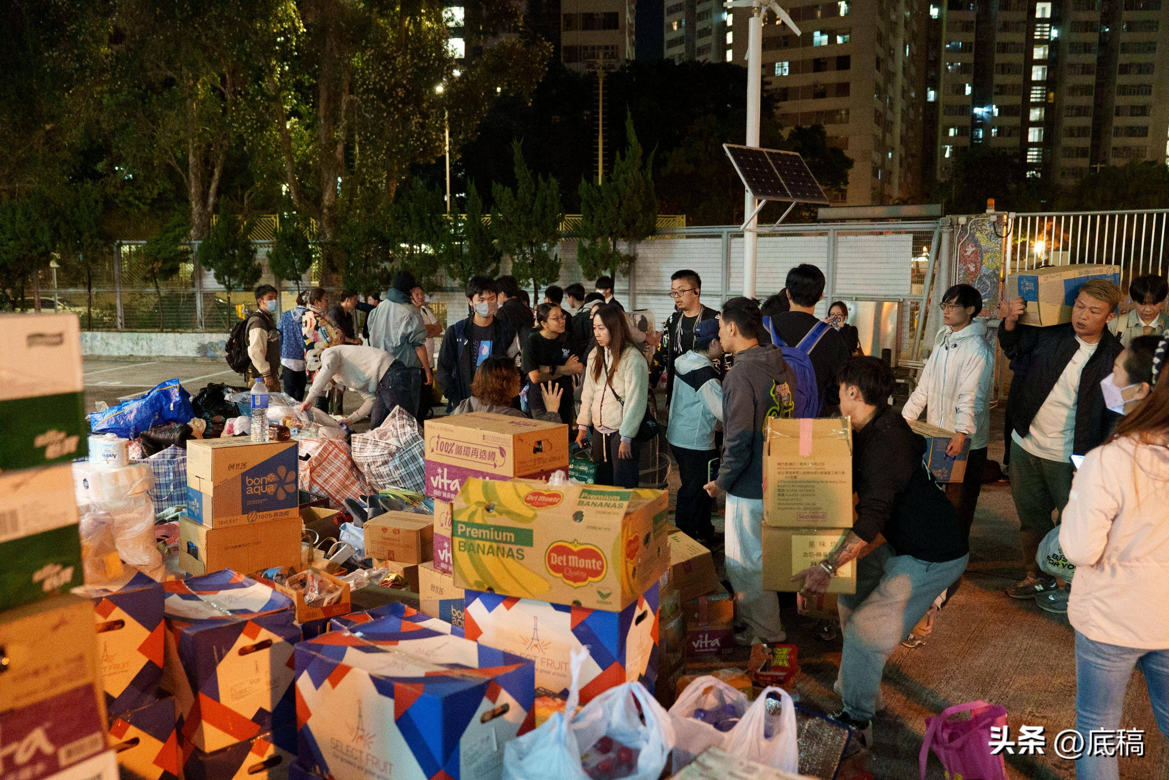 香港宏福苑大火中的一夜：“眼睁睁看着整栋楼被烧”<strong></p>
<p>顺丰股票</strong>，有住户称母亲仍失联