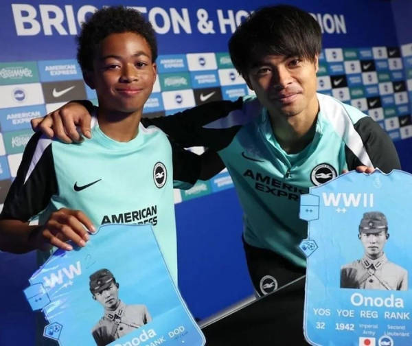 日本球员持“日本最后兵”照片合影<strong></p>
<p>中石化股票</strong>，英超球队致歉