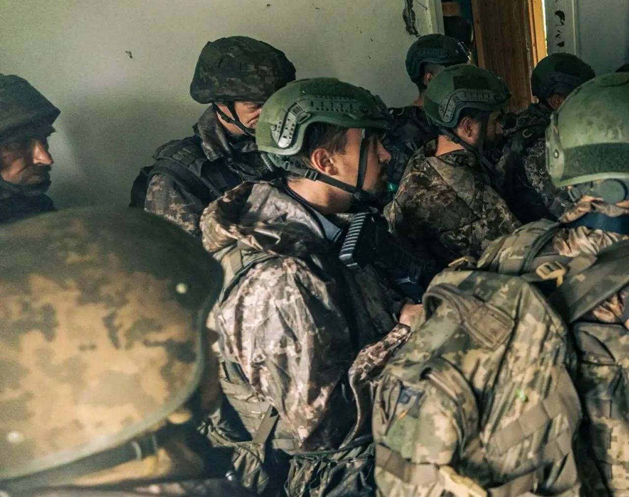 乌克兰败局已定？前线大崩溃<strong></p>
<p>中石化股票</strong>，乌军精锐警告：新兵练两天就上战场