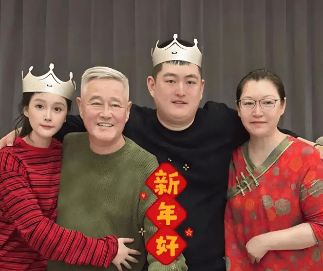 考古 | 赵本山妻子罕见公开现身<strong></p>
<p>广晟有色股票</strong>，气质优雅五官美艳，俩人爱情太感人！